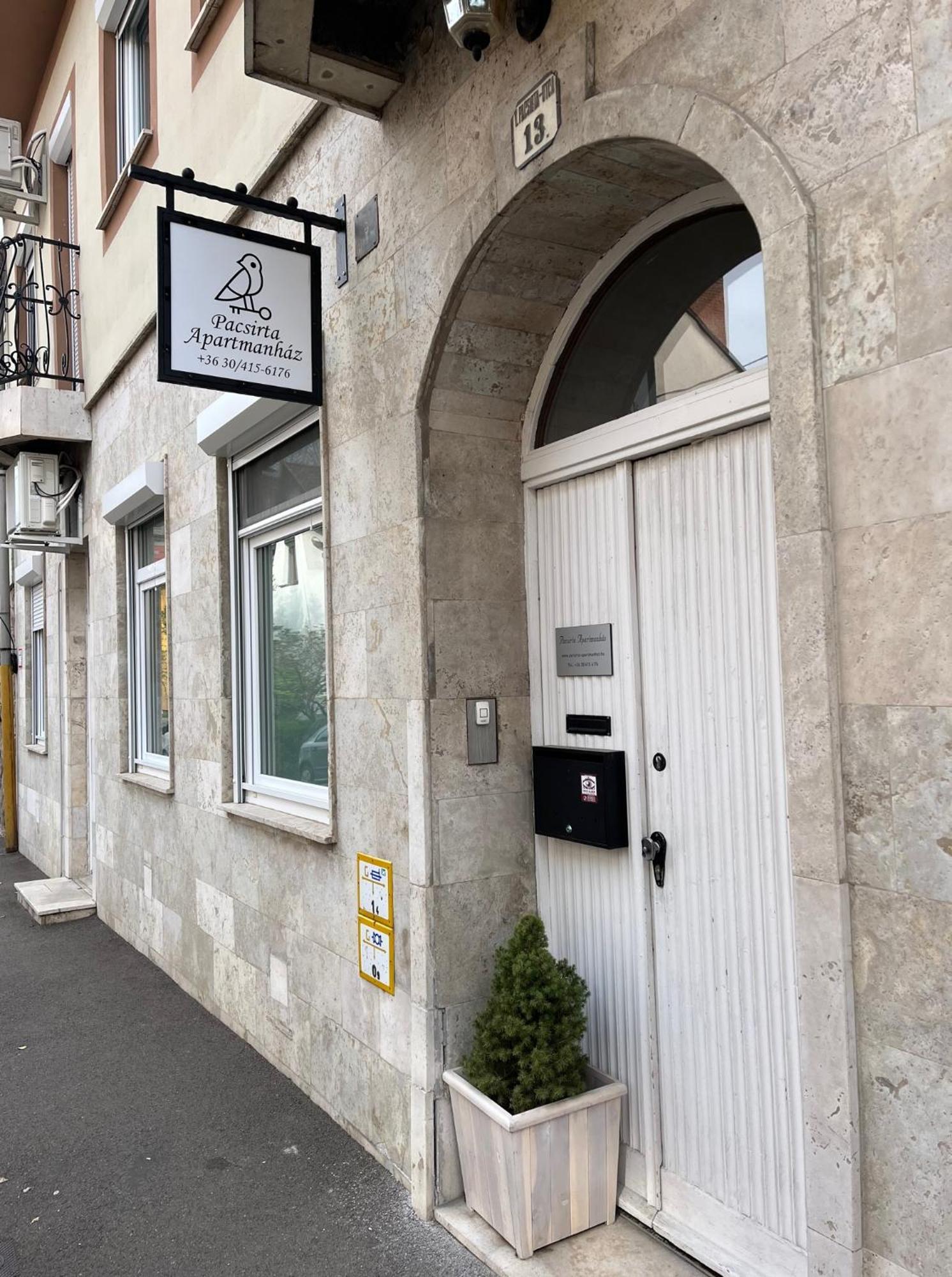 Pacsirta Apartmanhaz Eger Exterior photo